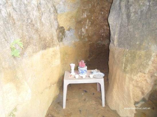 Muốn vào hang, phải lách người qua khe hẹp, nhiều đoạn phải bò. Trước khi vào, phải hành lễ tại đây. Muốn vào hang, phải lách người qua khe hẹp, nhiều đoạn phải bò. Trước khi vào, phải hành lễ tại đây.