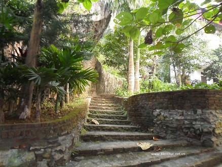 Vào bên trong, phải có người dẫn đường, nếu không sẽ dễ bị lạc vì có nhiều lối đi. Vào bên trong, phải có người dẫn đường, nếu không sẽ dễ bị lạc vì có nhiều lối đi.