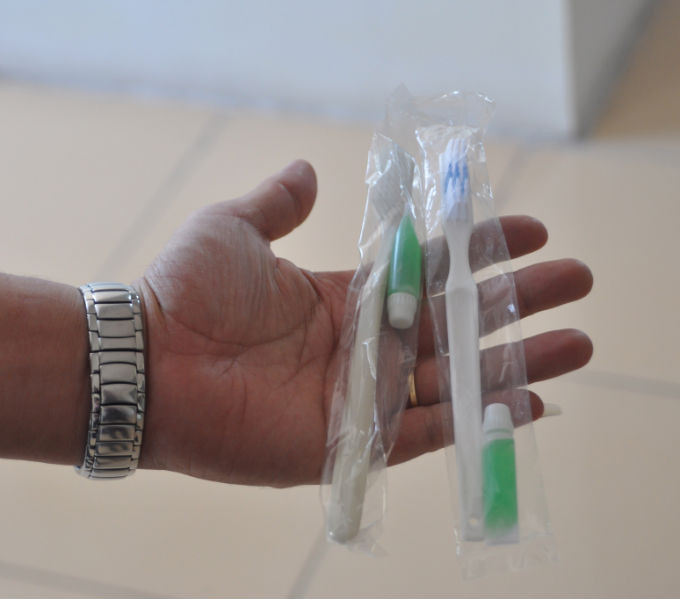 Loại kem đánh răng không nhãn mác được dùng phổ biến trong các khách sạn, nhà nghỉ. Loại kem đánh răng không nhãn mác được dùng phổ biến trong các khách sạn, nhà nghỉ.