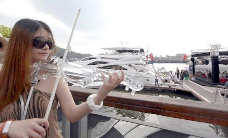 Hội chợ du thuyền, trực thăng Một trong những trào lưu của giới lắm tiền nhiều của trên thế giới hiện nay là xài du thuyền và sắm trực thăng, phi cơ. Hội chợ du thuyền và trực thăng được tổ chức tại nhiều quốc gia giàu có trên thế giới. Một trong số đó là Hội chợ Sanya (Trung Quốc) - nơi trưng bày nhiều mẫu du thuyền, máy bay tư nhân và sản phẩm dành cho giới siêu giàu. Hội chợ Sanya trở thành điểm đến hấp dẫn của những hãng sản xuất du thuyền và máy bay hàng đầu thế giới bởi họ nhìn thấy những tiềm năng rất lớn của thị trường siêu cao cấp tại đất nước này. Dubai, London cũng là nơi diễn ra những hội chợ du thuyền khủng như vậy, Nghệ sĩ trình diễn tại hội chợ đồ xa xỉ Sanya. Hội chợ du thuyền, trực thăng Một trong những trào lưu của giới lắm tiền nhiều của trên thế giới hiện nay là xài du thuyền và sắm trực thăng, phi cơ. Hội chợ du thuyền và trực thăng được tổ chức tại nhiều quốc gia giàu có trên thế giới. Một trong số đó là Hội chợ Sanya (Trung Quốc) - nơi trưng bày nhiều mẫu du thuyền, máy bay tư nhân và sản phẩm dành cho giới siêu giàu. Hội chợ Sanya trở thành điểm đến hấp dẫn của những hãng sản xuất du thuyền và máy bay hàng đầu thế giới bởi họ nhìn thấy những tiềm năng rất lớn của thị trường siêu cao cấp tại đất nước này. Dubai, London cũng là nơi diễn ra những hội chợ du thuyền khủng như vậy, Nghệ sĩ trình diễn tại hội chợ đồ xa xỉ Sanya.