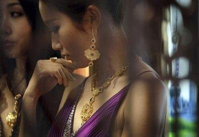 Hội chợ kim cương Trung Quốc Người Trung Quốc thường được biết là tín đồ của vàng và kim cương. Đó cũng chính là lý do nhiều hội chợ đồ trang sức được tổ chức tại một số thành phố lớn của Trung Quốc. Hội chợ kim cương Bắc Kinh và hội chợ triển lãm đồ trang sức Hong Kong là những sự kiện đặc biệt thu hút giới giàu có. Rất nhiều các sản phẩm có giá trị được bày bán tại hội chợ với sự tham gia của đông đảo các doanh nghiệp sản xuất và kinh doanh kim hoàn. Đặc biệt là sự góp mặt của những khách hàng lắm tiền nhiều của. Hội chợ kim cương Trung Quốc Người Trung Quốc thường được biết là tín đồ của vàng và kim cương. Đó cũng chính là lý do nhiều hội chợ đồ trang sức được tổ chức tại một số thành phố lớn của Trung Quốc. Hội chợ kim cương Bắc Kinh và hội chợ triển lãm đồ trang sức Hong Kong là những sự kiện đặc biệt thu hút giới giàu có. Rất nhiều các sản phẩm có giá trị được bày bán tại hội chợ với sự tham gia của đông đảo các doanh nghiệp sản xuất và kinh doanh kim hoàn. Đặc biệt là sự góp mặt của những khách hàng lắm tiền nhiều của.