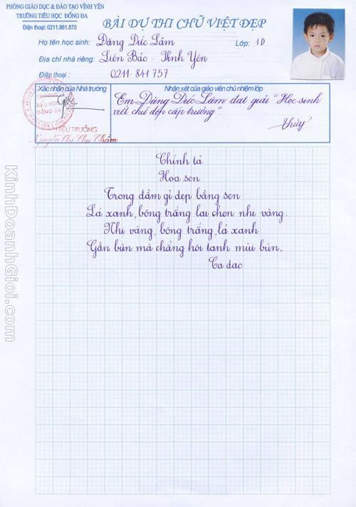 Bài dự thi viết chữ đẹp "Hoa Sen" của Đặng Đức Lâm, học sinh lớp 1D trường Tiểu học Liên Bảo, huyện Vĩnh Yên, tỉnh Vĩnh Phúc. Cư dân facebook đều không ngớt lời thán phục và khen ngợi tài viết chữ đẹp của cậu bé. Với hơn 700 người ấn "Like" cho bài viết cùng những lời bình luận có cánh dành cho nét chữ đẹp "như in" của cậu bé Lâm. Bài viết dự thi chữ đẹp này của Lâm được giải "Học sinh viết chữ đẹp cấp trường". > KHOẢNH KHẮC NGỘ NGHĨNH CỦA BÉ NGÀY KHAI TRƯỜNG >> NỮ GIẢNG VIÊN TRẺ GÂY SỐT CƯ DÂN MẠNG