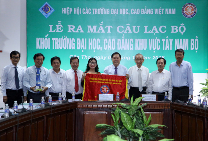 Giáo sư Trần Hồng Quân – Chủ tịch Hiệp hội các trường Đại học, Cao đẳng Việt Nam (thứ 3 từ phải sang trái) cùng Chủ nhiệm Câu lạc bộ Khối các trường Đại học, Cao đẳng khu vực Tây Nam Bộ và các hội viên. (Ảnh: T.T). Giáo sư Trần Hồng Quân – Chủ tịch Hiệp hội các trường Đại học, Cao đẳng Việt Nam (thứ 3 từ phải sang trái) cùng Chủ nhiệm Câu lạc bộ Khối các trường Đại học, Cao đẳng khu vực Tây Nam Bộ và các hội viên. (Ảnh: T.T).