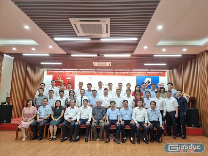 Các đại biểu tham dự Tọa đàm "Chính sách và nhân lực ngành Công nghiệp – Thương mại – Dịch vụ: Hiện trạng và giải pháp". Ảnh: Lã Tiến gdvn-anh-tap-the-9541.jpg