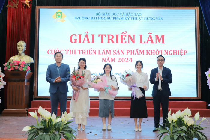 Sinh viên nhận giải tại Cuộc thi triển lãm sản phẩm khởi nghiệp năm 2024. Ảnh: NTCC IMG_6722.JPEG