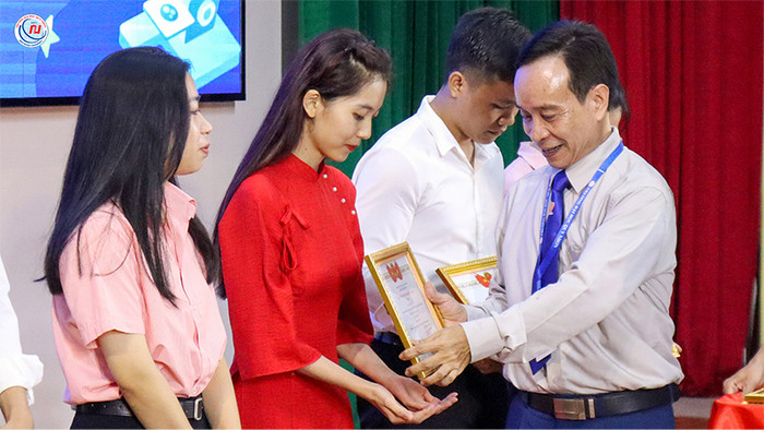 Trường Đại học Quy Nhơn phải nỗ lực trong 10 năm thì mới đạt tỷ lệ 50% giảng viên có trình độ tiến sĩ như hiện tại. Ảnh website nhà trường Mau thumnail ngay KHCN.jpg