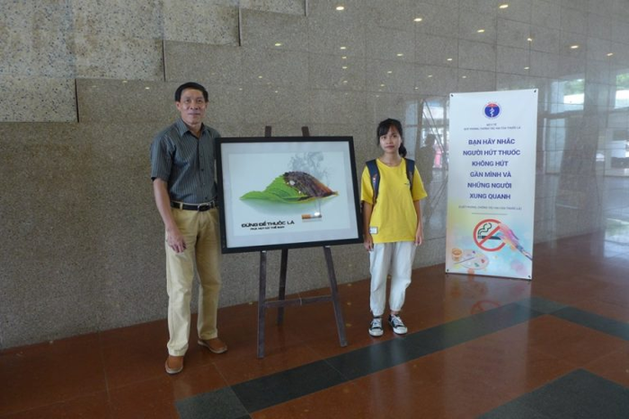 Sinh viên Hồng Vân K16 - ngành Thiết kế đồ họa vinh dự nhận giải 3 cuộc thi vẽ tranh cổ động phòng chống thuốc lá. Ảnh: website nhà trường ad-4nxedfqvvwitsq4ovf4opdvtacgpx-xy-b81vz5v7va0sqpgwndmhexdfkax0kuduagtposdcyzcoqpwsbtaae2edk8bs4gtggaye4a-my1ghbwkgeaxrga5qwvladpwjtwwloonn9ml9lh5kcy3-hahyer-a-4556.png