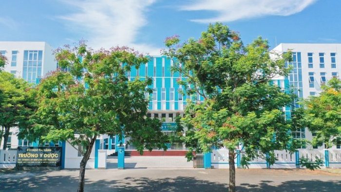 Trường Y Dược - Đại học Đà Nẵng có nhiệm vụ đào tạo nguồn nhân lực y tế có trình độ đại học, sau đại học, phát triển nguồn nhân lực y tế khu vực miền Trung - Tây Nguyên và cả nước. Ảnh website nhà trường. unnamed (1).png