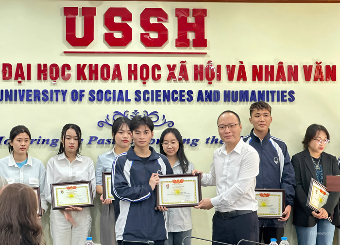 Tiến sĩ Nguyễn Vũ Hoàng - Phó Trưởng khoa Nhân học trao giải thưởng cho sinh viên snapedit_1730963223653.jpeg