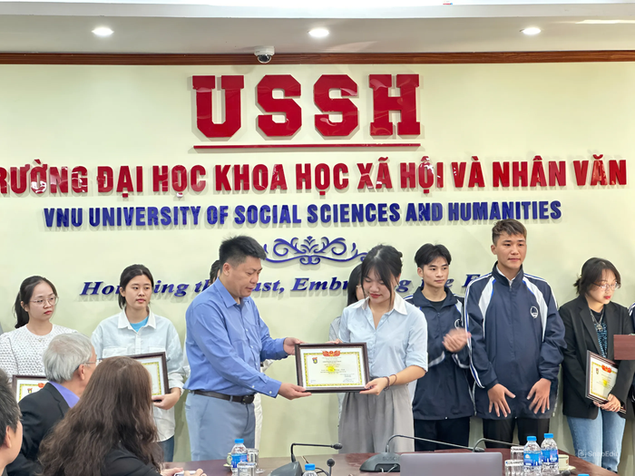 Phó Giáo sư, Tiến sĩ Nguyễn Trường Giang - Phó Trưởng khoa Nhân học trao giải thưởng Phan Hữu Dật cho sinh viên snapedit_1730963189464.jpeg