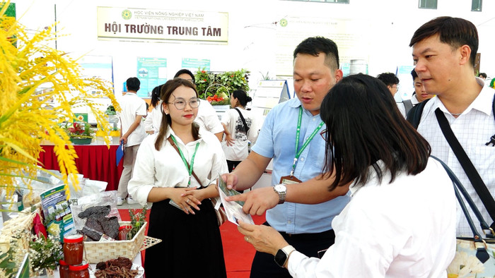 Các tác phẩm triển lãm thu hút nhiều sự quan tâm bởi tính độc đáo, sáng tạo và ứng dụng cao. Ảnh: Đào Hiền gdvn_3.jpg