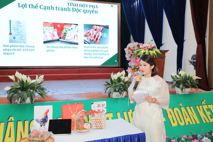Sinh viên trình bày sản phẩm khởi nghiệp của mình tại cuộc thi. Ảnh: NTCC IMG_6603.JPEG