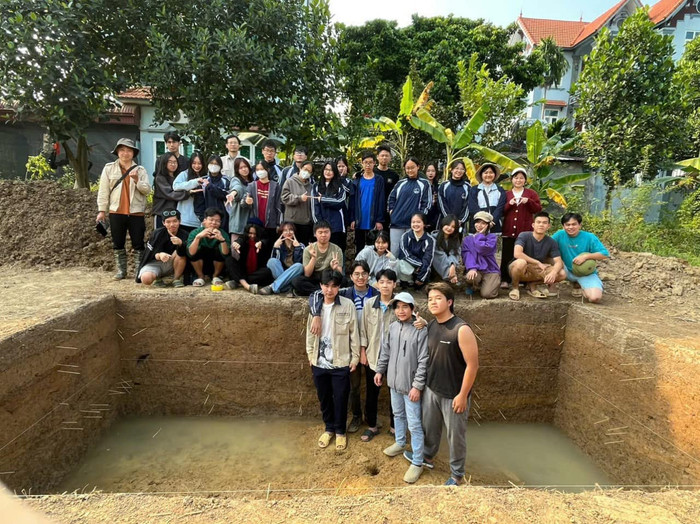 Sinh viên ngành Lịch sử, Trường Đại học Khoa học Xã hội và Nhân văn, Đại học Quốc gia Hà Nội thực tập khai quật khảo cổ học tại khu di tích Thành Quèn, xã Tuyết Nghĩa, Thanh Oai, Hà Nội. Ảnh: website trường Lịch sử USSh.jpeg