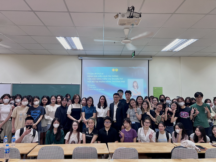 Tiến sĩ Trần Huy Tùng cùng sinh viên chuyên ngành Kinh tế đầu tư. Ảnh: NTCC ad-4nxcbof8akhbcewctdglgwmbsh35iodzng4yxc3orjhjrc4u1zmmktmnhssgf7pgqhfb3eptbwvxrhzkev46vqlqsdnmrzfux7sgrzqqldqaihe4tnu7rchsj95wlm9dup3lmltbomcac5cwapbt6rtwwrbe-5362.png