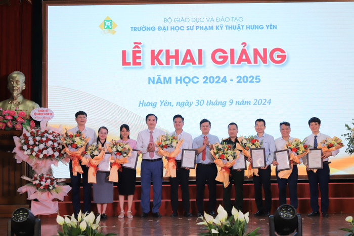 Đại diện các đơn vị doanh nghiệp đến trao học bổng chung vui cùng nhà trường. Ảnh: NTCC IMG_0025.JPG
