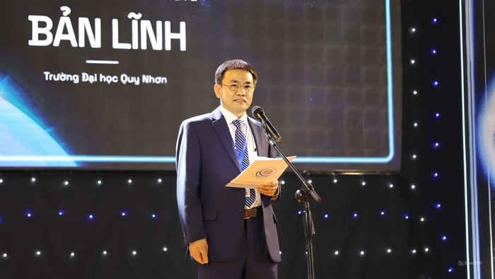 Phó giáo sư, Tiến sĩ Đoàn Đức Tùng - Hiệu trưởng Trường Đại học Quy Nhơn. Ảnh: website nhà trường snapedit_1732525405653.jpeg