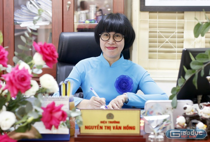 Cô giáo Nguyễn Thị Vân Hồng - Hiệu trưởng Trung học cơ sở Chương Dương (Hoàn Kiếm, Hà Nội). Ảnh: Mộc Hương. cô Hồng.png