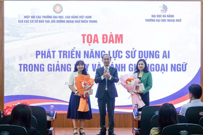 2 Phó Chủ nhiệm Câu lạc bộ Các cơ sở ngoại ngữ miền Trung nhận khen thưởng tại toạ đàm khen thưởng 2.jpg