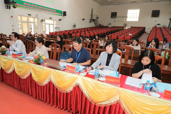 Ban giám khảo lắng nghe phần trình bày của thí sinh. Ảnh: NTCC IMG_3556.JPEG