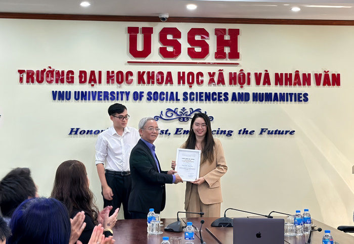 Tiến sĩ Lâm Bá Nam trao giải thưởng Nguyễn Văn Huyên cho 2 nghiên cứu sinh image (1).jpeg