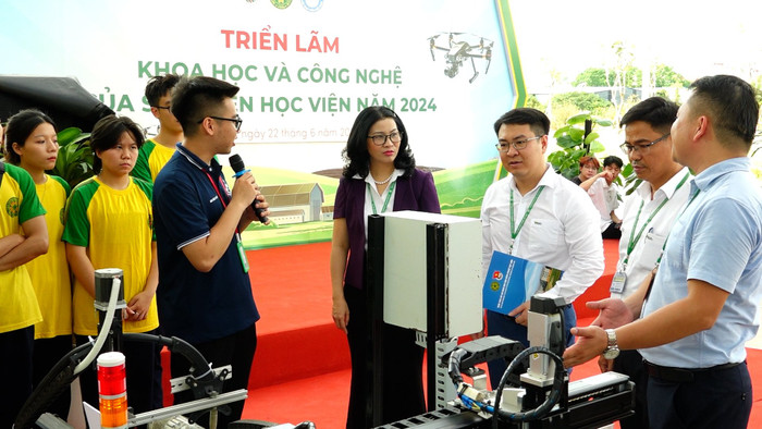 Sinh viên An Văn Tuấn trình bày ý tưởng sản phẩm của mình trước các thầy, cô. Ảnh: Đào Hiền gdvn_tuần.jpg