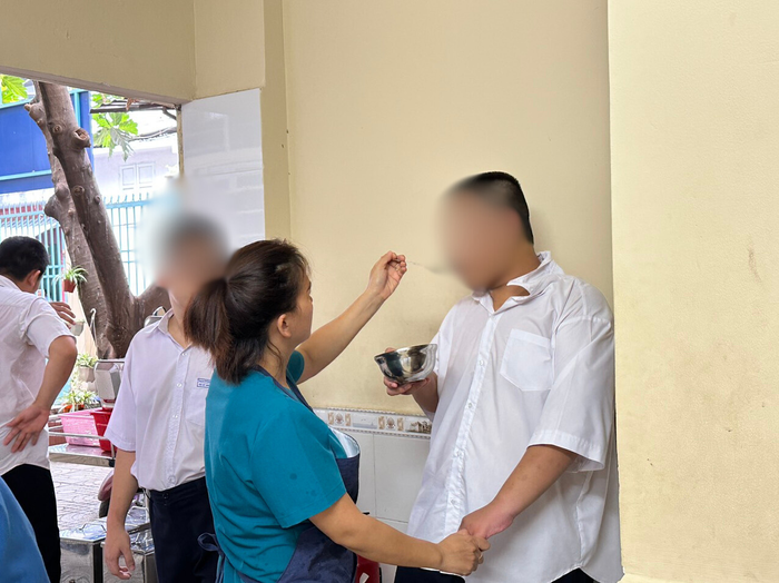 “Giáo viên giáo dục đặc biệt không chỉ đảm bảo công tác giảng dạy mà còn phải đảm nhận cả việc chăm sóc, vệ sinh sức khỏe cho học sinh” - cô Hà Thanh Vân, Giám đốc Trung tâm Hỗ trợ phát triển Giáo dục hoà nhập quận Tân Bình, Thành phố Hồ Chí Minh. Ảnh: NVCC 1.png