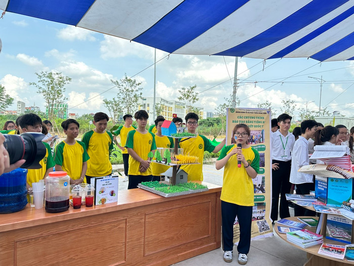 Sinh viên giới thiệu về các sản phẩm, tác phẩm của nhóm mình. Ảnh: Đào Hiền gdvn_16.jpg