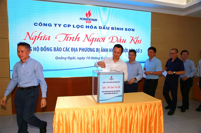 Ban lãnh đạo Công ty BSR thực hiện quyên góp ủng hộ. Ảnh: BTC 4.jpeg