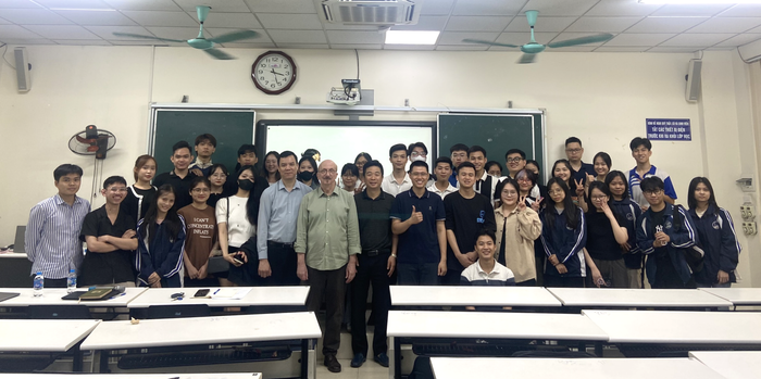 GS. Detlef Briesen, Đại học Justus – Liebig, Giessen thuyết trình chủ đề "Mô hình Nhà nước xã hội tại Cộng hòa Liên bang Đức" với sự tham dự của thầy cô và sinh viên khoa Khoa học Chính trị, Trường Đại học KHXH&NV, ĐHQG Hà Nội. ussh.png