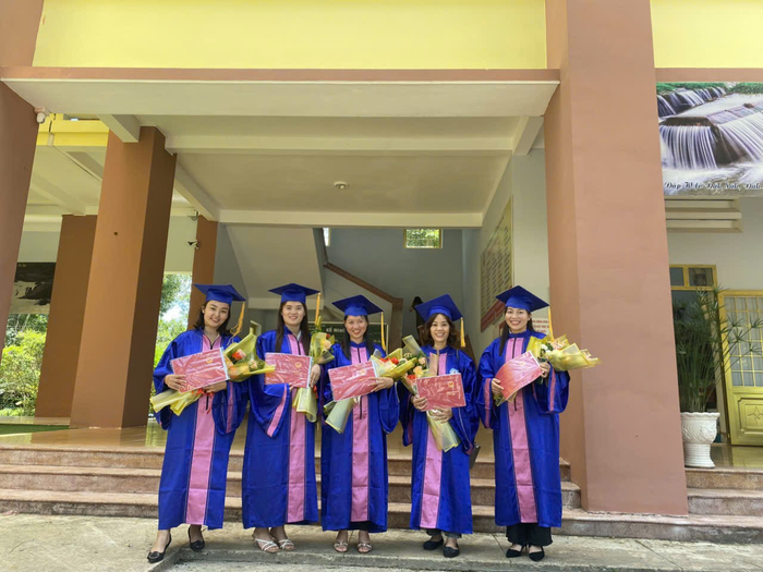 Cô giáo Nguyễn Thị Duyên (ngoài cùng bên trái). Ảnh: NVCC unnamed (3).png