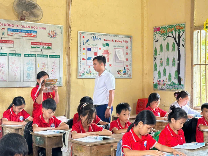 Thầy Nguyễn Văn Nguyên trong tiết học môn tiếng Việt. Ảnh: Đào Hiền gdvn_thầy nguyên.jpg