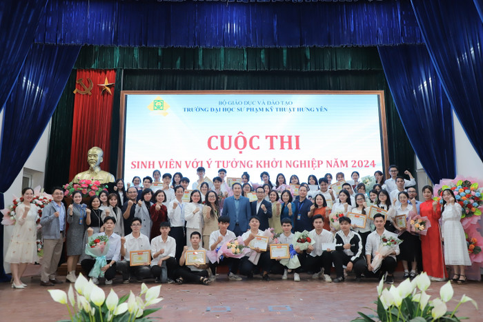 Đại biểu khách mời chụp ảnh lưu niệm cùng nhà trường. Ảnh: BTC IMG_6787.JPEG