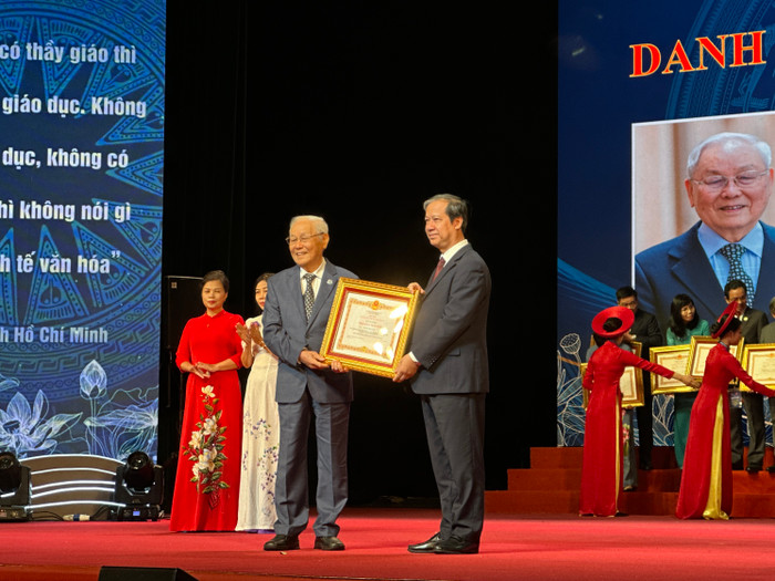 Bộ trưởng Nguyễn Kim Sơn thừa ủy quyền của Chủ tịch nước lên trao danh hiệu Nhà giáo nhân dân cho 21 nhà giáo. gdvn_7.jpg