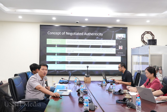 Phó giáo sư, Tiến sĩ Quảng Đại Tuyên (cầm mic) - Khoa Du lịch, Trường Đại học Nguyễn Tất Thành trình bày tại hội thảo DSC02076.jpg