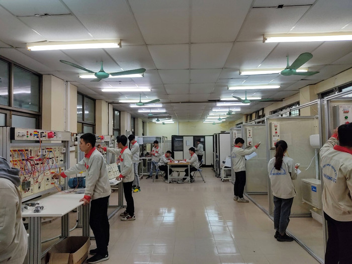 Phòng học thực hành Điều hòa không khí trung tâm và máy lạnh công nghiệp tại Trường Đại học Sư phạm Kỹ thuật Hưng Yên. Ảnh: NTCC Phong thi nghiem Dien lanh.jpg