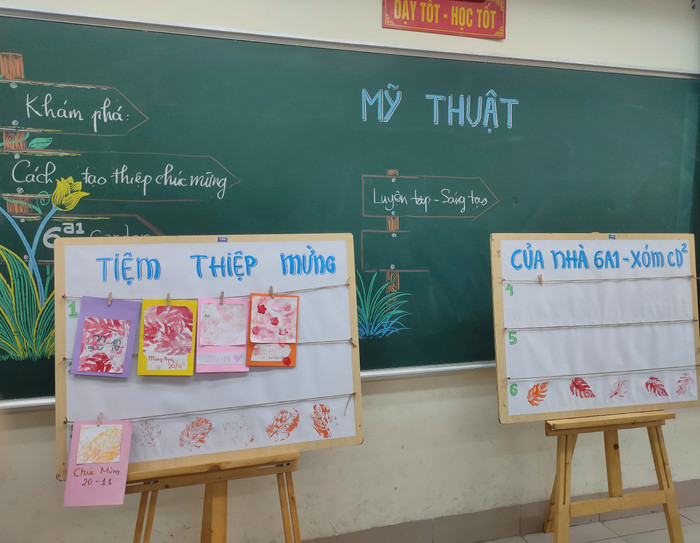 Học sinh làm thiệp mừng trong tiết học môn Mỹ thuật. Ảnh: NVCC z6071063647693_f15eaafed8998a0f4c336bda90a3c723 (2).jpg