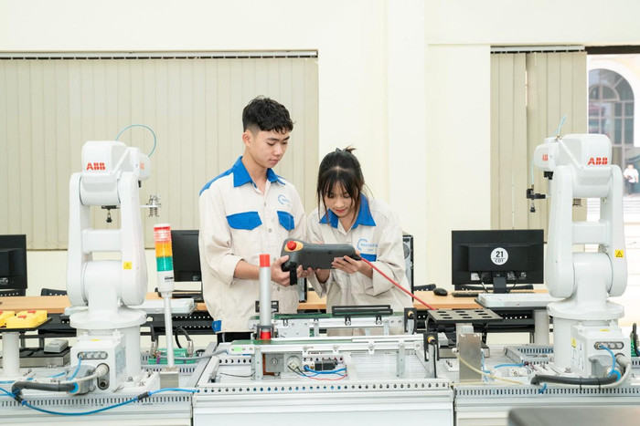 Phòng đào tạo thực hành ABB Robotics Innovation do Công Công ty Trách nhiệm hữu hạn ABB Automation and Electrification Việt Nam tài trợ. Ảnh:NTCC z5568022718852_1806445244ae91f8ace2494c57cfa609.jpg
