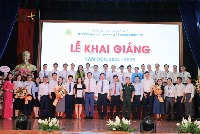 Các đại biểu, khách mời chụp ảnh lưu niệm. Ảnh: NTCC z5882170282027_3b27164b691dfc6a4b6d8438e9500687.jpg
