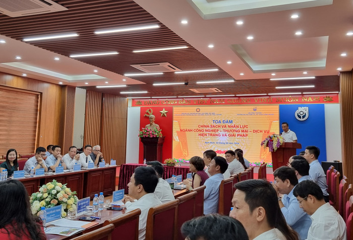 Toạ đàm "Chính sách và nhân lực ngành Công nghiệp - Thương mại - Dịch vụ: Hiện trạng và giải pháp" diễn ra tại Trường Đại học Kinh tế - Kỹ thuật Công nghiệp (cơ sở Nam Định). Ảnh: Lã Tiến gdvn_cảnh.jpg