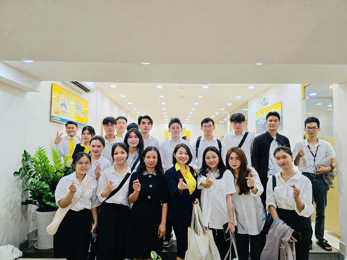 Sinh viên khoa Toán - Thống kê, Trường Công nghệ và Thiết kế - Đại học Kinh tế Thành phố Hồ Chí Minh tham quan và tìm hiểu hoạt động tại ngân hàng Nam Á - chi nhánh Hiệp Tân, Ảnh : website trường sv UEH.jpg