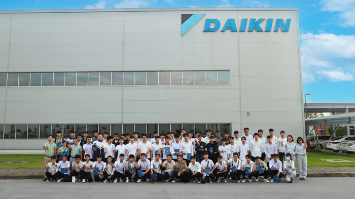 Sinh viên ngành Điện lạnh - Điều hoà không khí, UTEHY tham quan trải nghiệm sản xuất tại nhà máy Daikin Việt Nam. Ảnh NTCC 3.Tham quan Daikin.jpg
