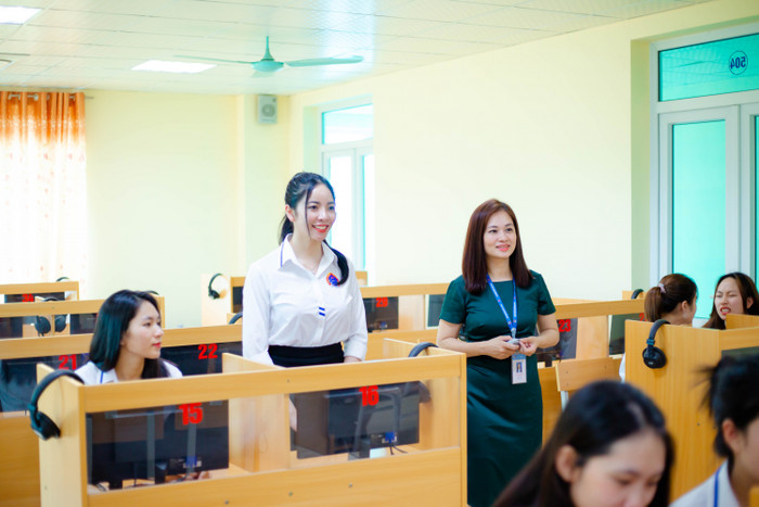 Để đạt được tỷ lệ như Tiêu chuẩn 2 của Thông tư 01/2024/TT-BGDĐT đã đặt ra, Trường Đại học Sao Đỏ đã có định hướng, chiến lược trong việc phát triển đội ngũ giảng viên. Ảnh: website nhà trường đại học Sao đỏ.jpeg