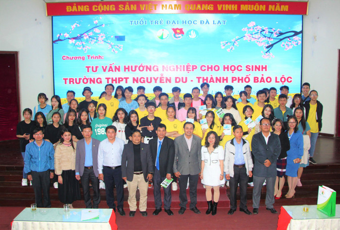 Chương trình tư vấn hướng nghiệp cho học sinh trung học phổ thông của Trường Đại học Đà Lạt. Ảnh: website nhà trường 136479156_449059073127054_3654503075308387419_o.jpg