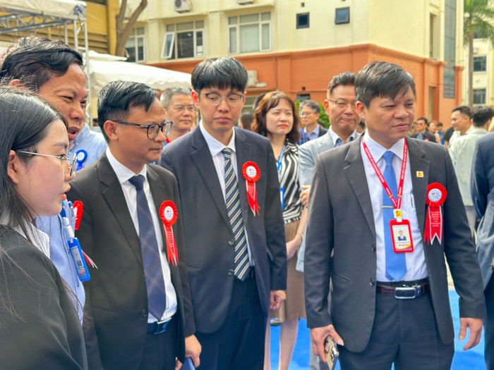 Đại biểu tham quan triển lãm. gdvn_21.jpg