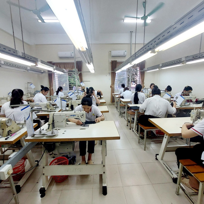 Xưởng thực hành ngành Công nghệ may tại Trường Đại học Sư phạm Kỹ thuật Hưng Yên. Ảnh: NTCC Xưởng thực hành ngành Công nghệ may tại Trường Đại học Sư phạm Kỹ thuật Hưng Yên. Ảnh: NTCC