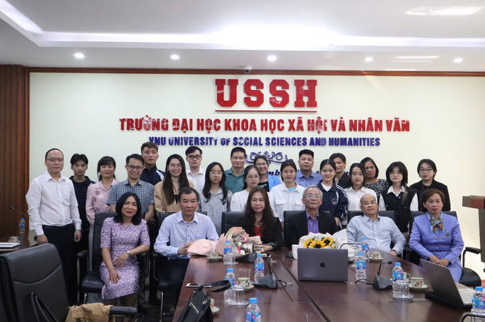 Đại biểu, khách mời và thầy trò Khoa Nhân học chụp hình kỷ niệm z6007959535503_da83a30bfc73d8ff9cbb7ff2840c05e9.jpg