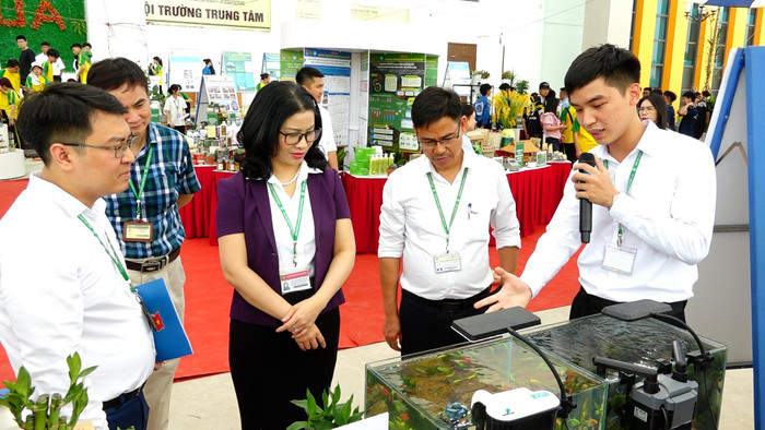 Giám đốc Học viện Nông nghiệp Việt Nam, bà Nguyễn Thị Lan (áo tím) đến từng khu trưng bày để đánh giá các sản phẩm nghiên cứu khoa học của sinh viên. Ảnh: Đào Hiền gdvn_4.jpg