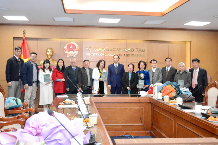 Đại biểu khách mời và gia đình cố giáo sư Trần Hồng Quân chụp hình lưu niệm _DSC1326.JPG