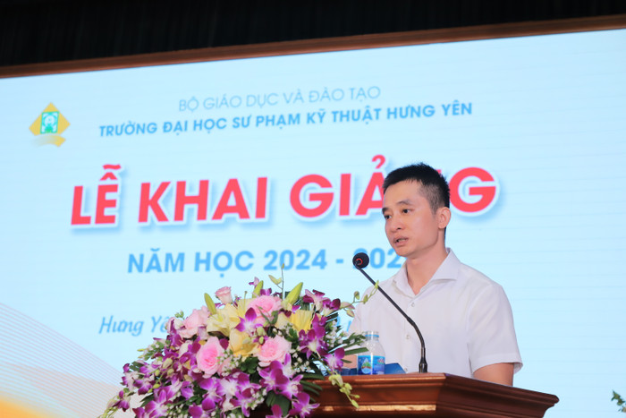 Tiến sĩ Lê Trung Hiếu – Giảng viên khoa Công nghệ thông tin nhắn nhủ đến các tân sinh viên tại Lễ khai giảng. Ảnh: NTCC IMG_0037.JPG