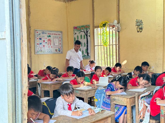 Sĩ số đông trong khi diện tích lớp học còn hạn chế. Ảnh: Đào Hiền gdvn_10.JPG